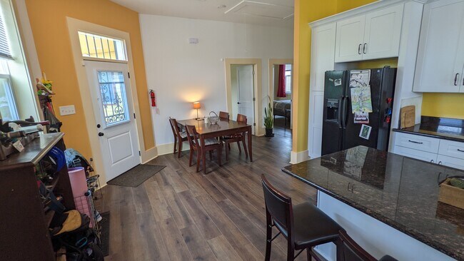 Building Photo - 1738 Allen St