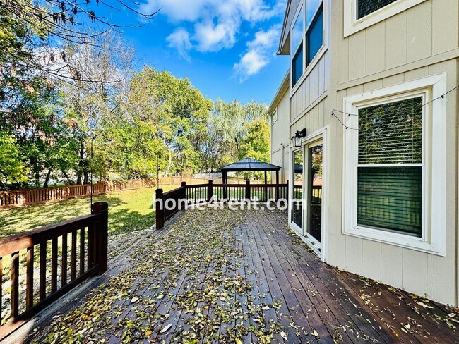 Building Photo - Elegant Cul-de-Sac Retreat with 5th Bedroo...