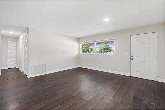 Building Photo - 940 Butia St