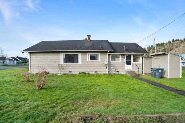 Building Photo - 3033 Sumner Ave