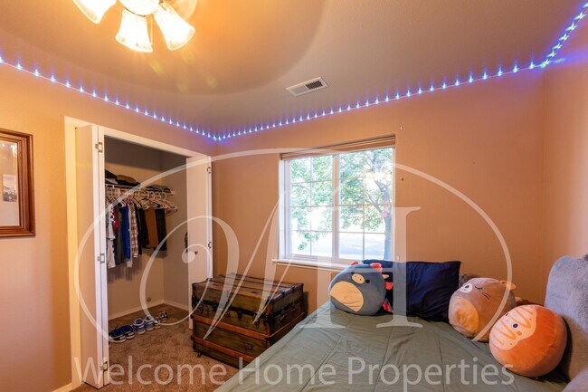 Building Photo - Conveniently Located 3 Bedroom Home with F...