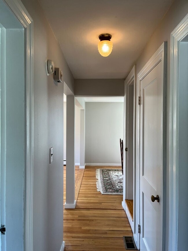 Building Photo - Three Bedroom Cape for Rent in Great Portland Neighborhood!