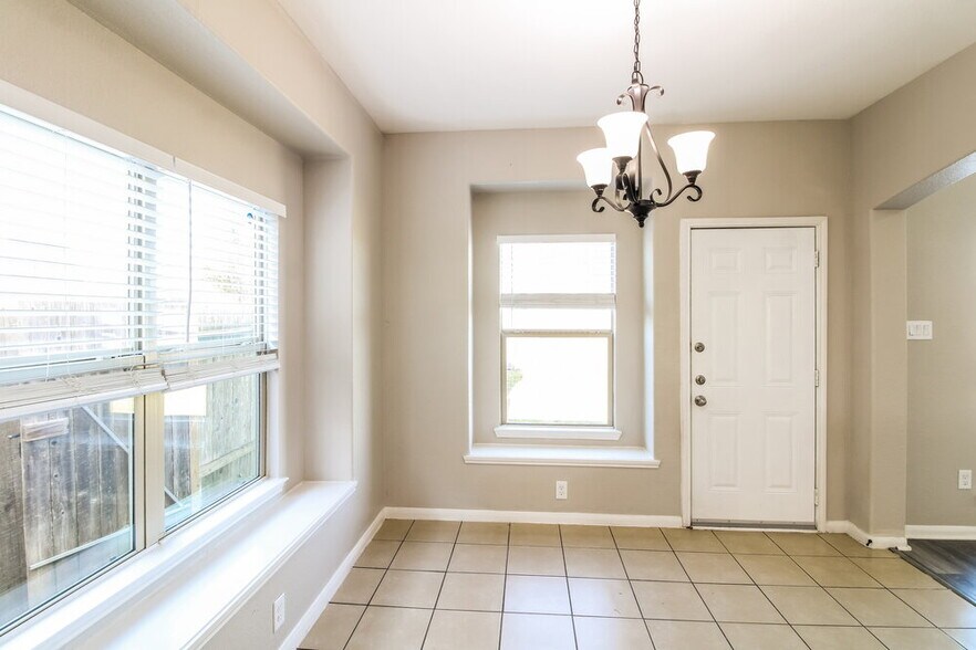 Building Photo - 8343 Broadleaf Ave