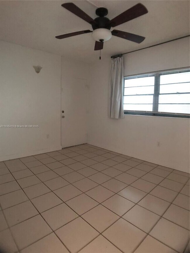 Building Photo - 2539 Bayshore Dr