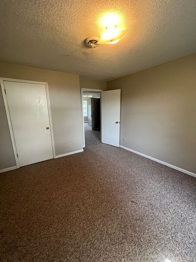 Building Photo - 208 Ivie Ln
