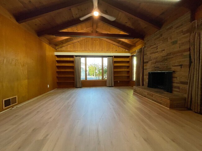 Building Photo - Palo Alto Midtown Updated 4BR Home w/ Spacious Yard