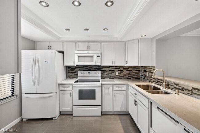 Building Photo - 7430 Lake Breeze Dr