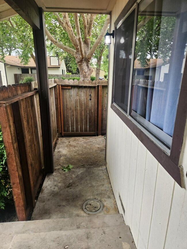 Building Photo - Charming 2-bedroom, 2- bathroom home in park like setting close to downtown Santa Rosa