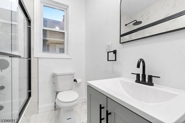 Building Photo - 427 Benner St