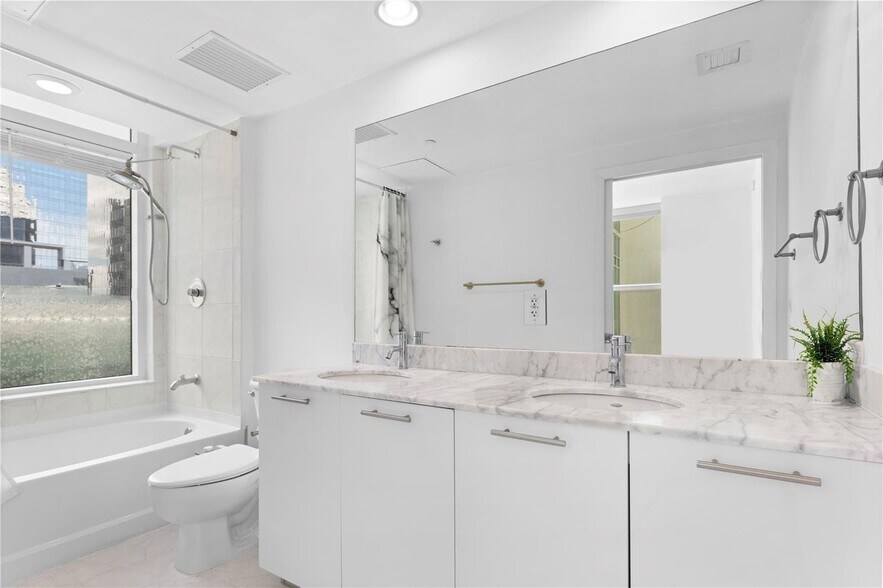 Building Photo - 950 Brickell Bay Dr