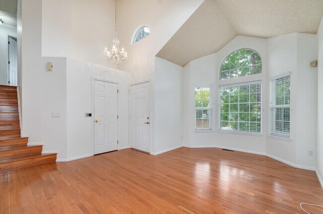 Building Photo - 1350 Knollwood Way