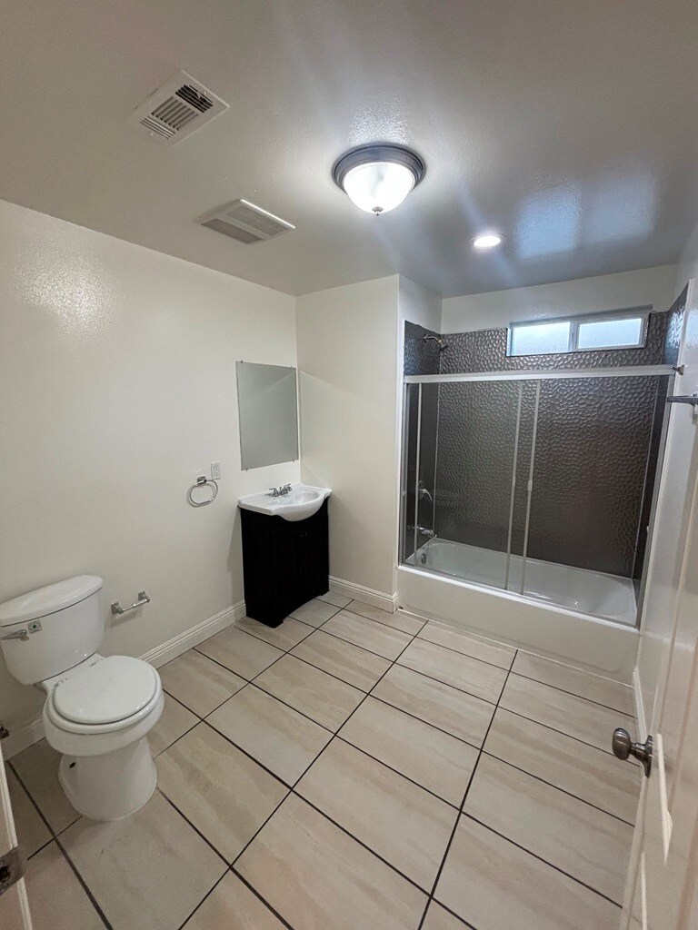 Building Photo - 638 W Colden Ave