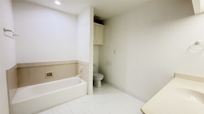 Building Photo - 4601 Country Club View