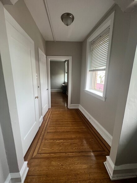 Building Photo - 2 N Ridge Ave