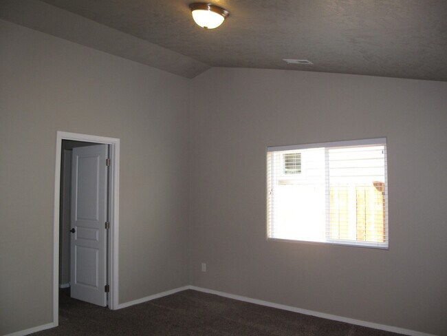 Building Photo - VILLAGE AT COLD SPRINGS