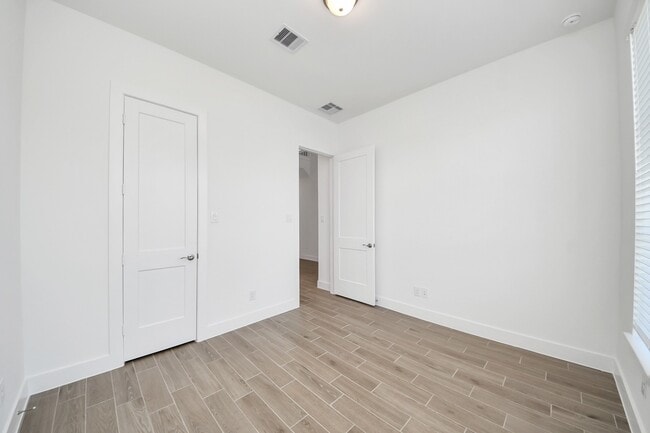 Building Photo - 25026 Midnight Willow Dr