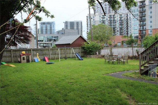 Building Photo - 13 E Walnut St