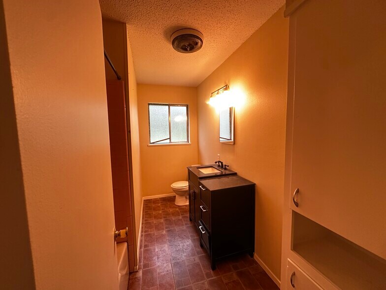 Building Photo - 619 Elm St