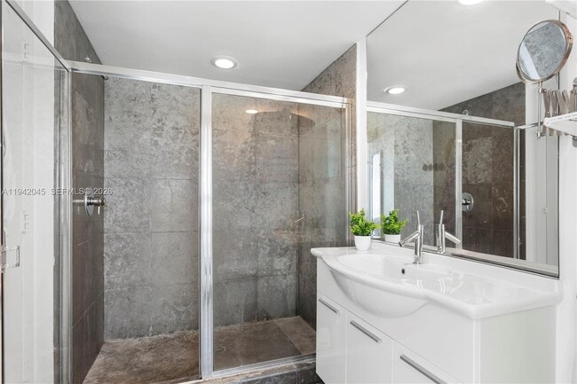 Building Photo - 495 Brickell Ave