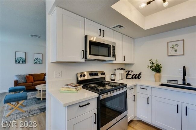 Building Photo - Gorgeous, fully-renovated and furnished co...