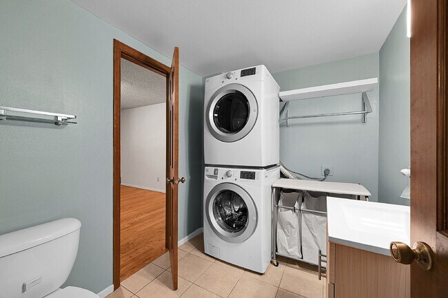 Building Photo - $2,895.00, 4 bed, 3.5 bath, located in Col...