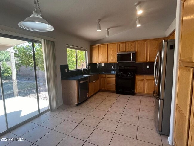 Building Photo - 1171 W Goldfinch Way