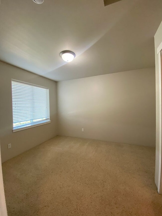 Building Photo - Rare Liberty Lake Townhome in Rocky Hill – 3 Bed, 2.5 Bath End Unit Available July 15th