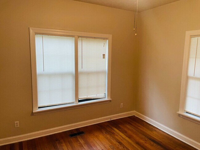 Building Photo - Quiet and provate location near TMH