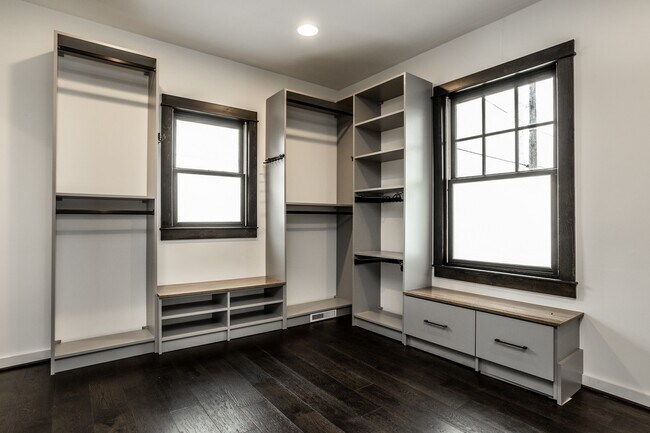 Building Photo - 414 E 17th St