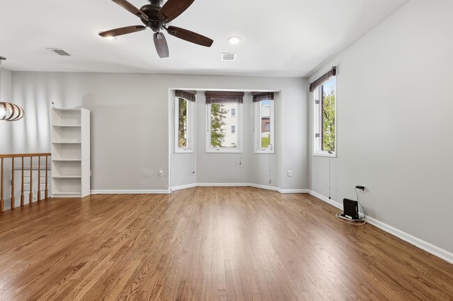 Building Photo - 215 St Michaels Walk