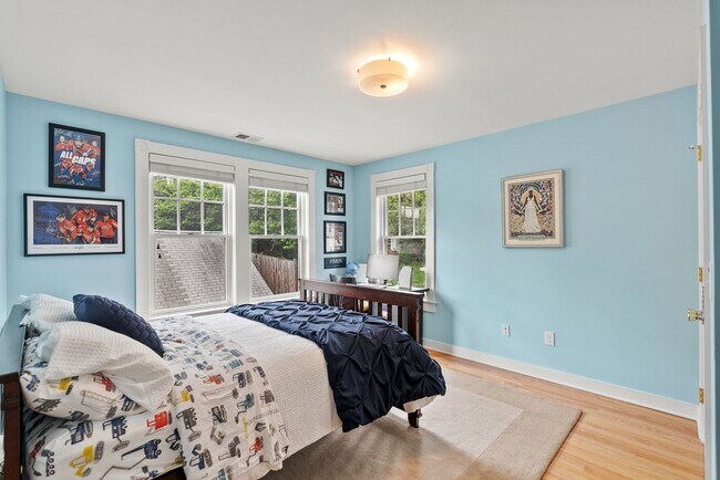 Building Photo - Spacious Kent Home | 6 Bed | 4 Bath | 4,000 Sf | Front Porch + Backyard | Detached 4-Car Garage