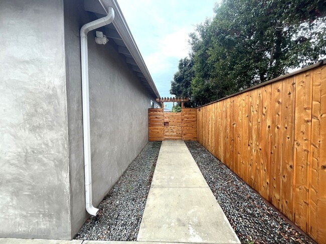 Building Photo - Newer Construction, 2BD/2BA House on Private Drive in Leucadia: Minutes to Beach, Town, YMCA!