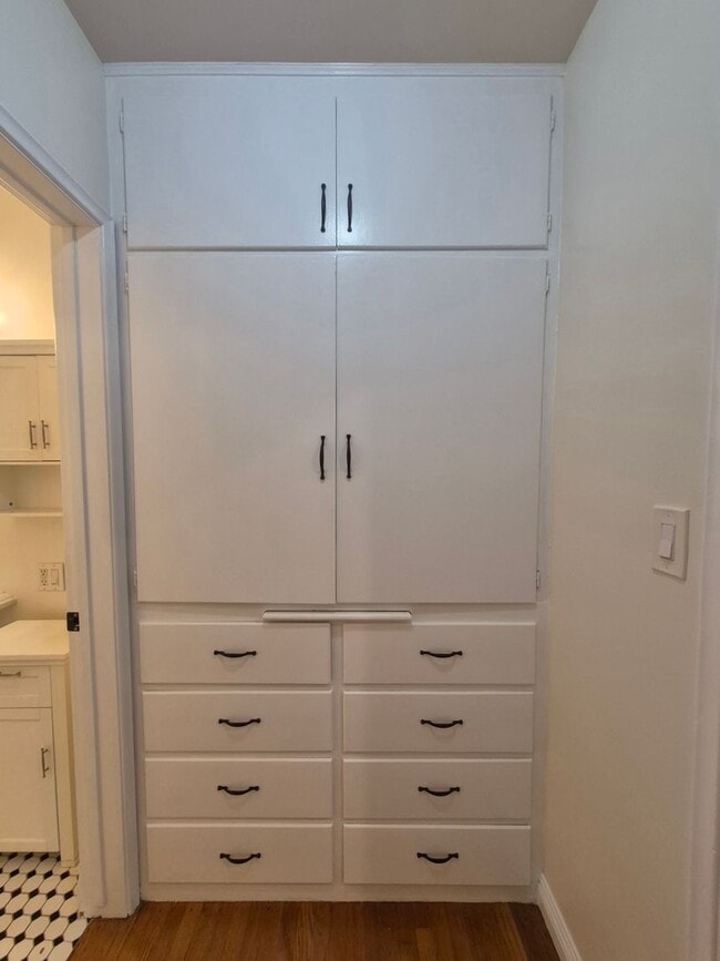 Building Photo - Charming One Bedroom, One Bath Unfurnished Apartment