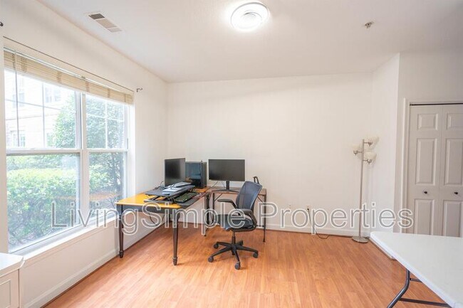 Building Photo - 501 Hungerford Dr
