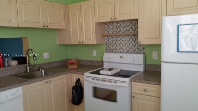 Building Photo - 1061 Jefferson Dr