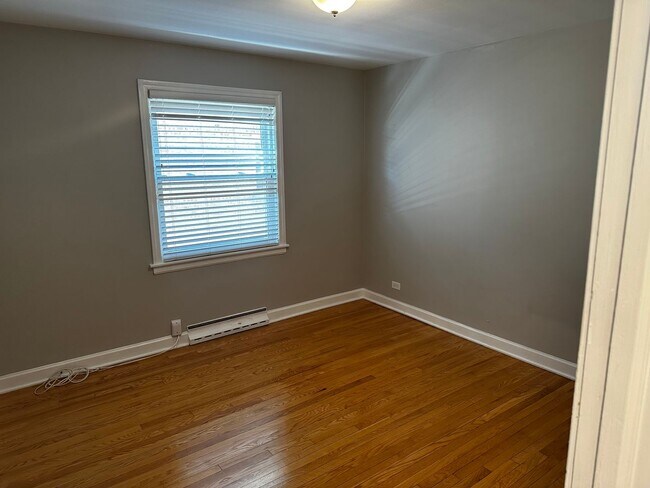 Building Photo - Spacious 2 Bed, 1 Bath, Plus Den/Office in...