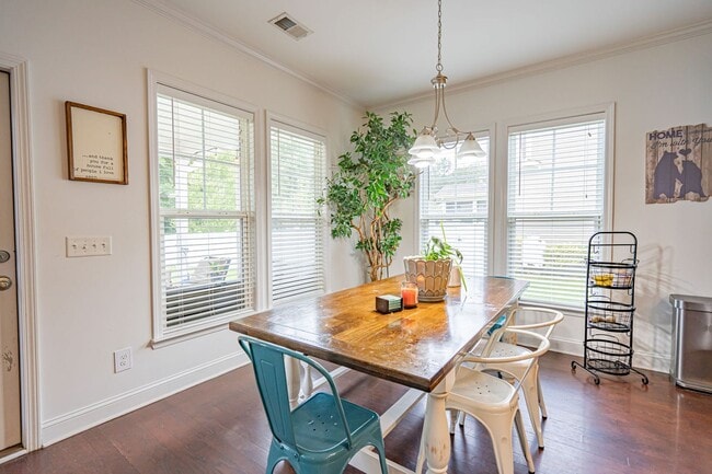 Building Photo - Forest Lakes Pooler