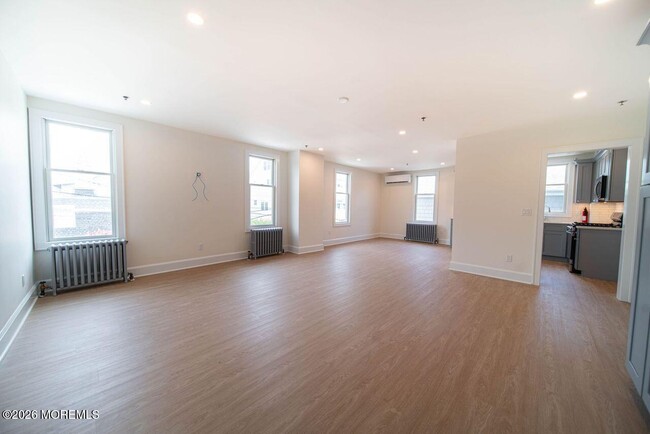 Building Photo - 1125 E Ocean Ave