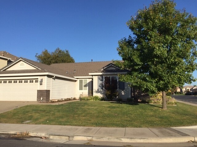 Building Photo - 4 Bedroom Home