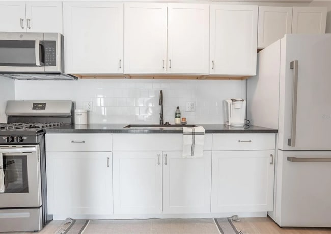 Building Photo - Cutest 2 Bed/ 1 Bath Near UF-Furnished!