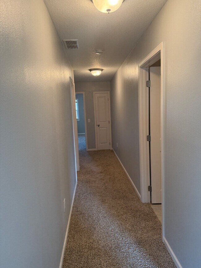 Building Photo - Charming 3-Bed 2.5-Bath Townhouse with Granite Finishes Near Jordan Creek Town Center