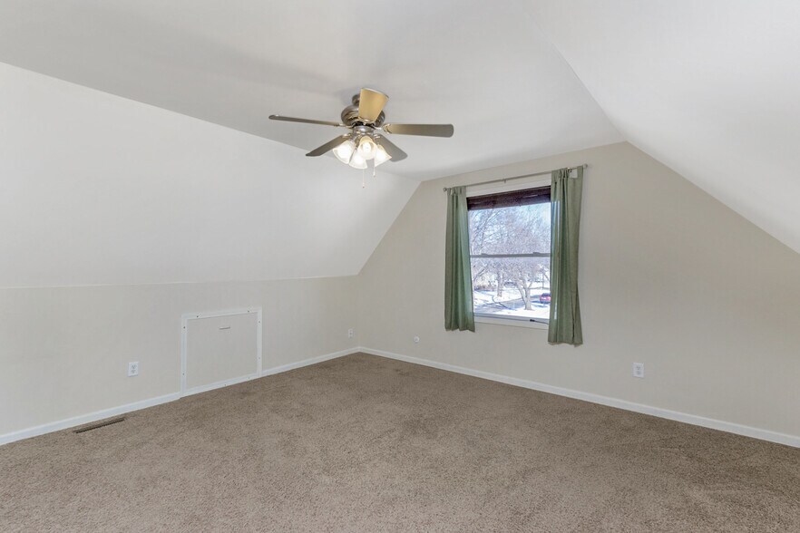 Building Photo - 1930 Center St W