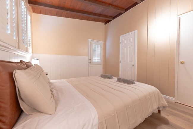 Building Photo - Peaceful Cottage Home w/ 3B2B