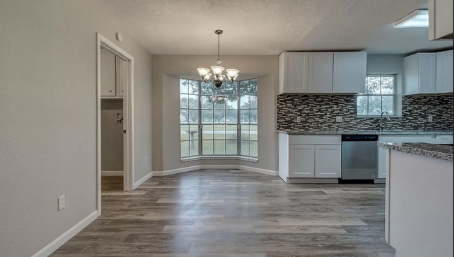 Building Photo - Amazing 4 Bedroom Homein the heart of Katy...