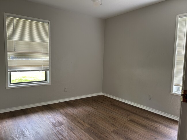 Building Photo - 851 Willow Dr