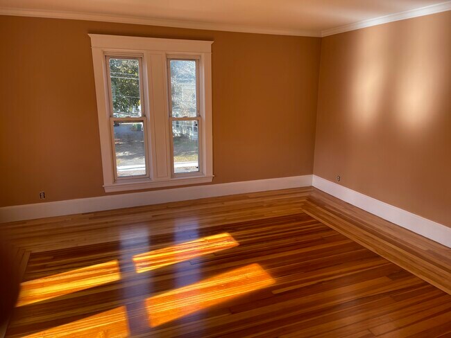 Unit2 Master Bedroom - 101 Walnut St