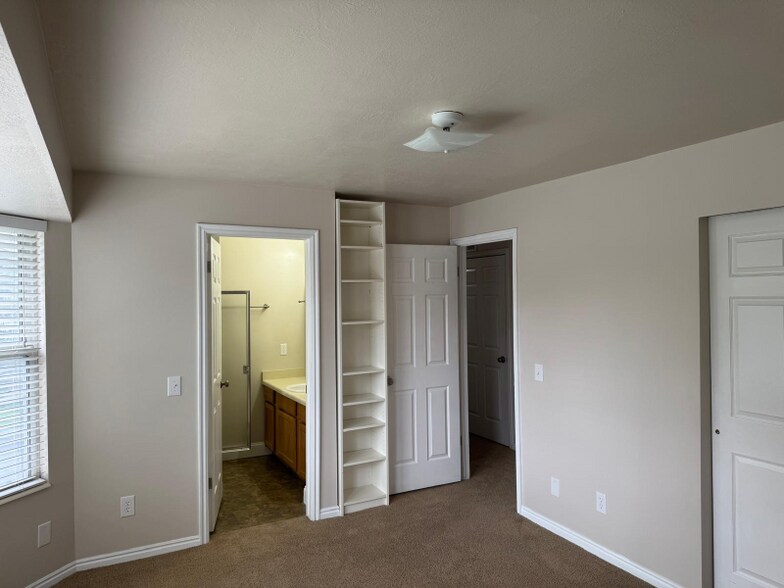 Building Photo - 800 Gatewood Dr