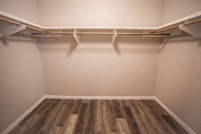 Building Photo - 2301 Mistletoe Dr
