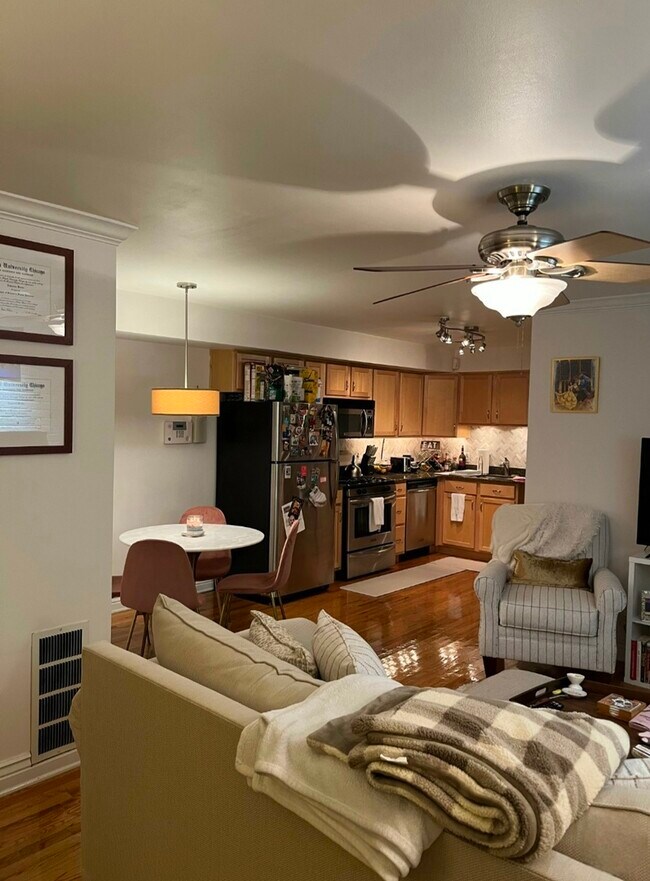 Building Photo - 643 W Barry Ave