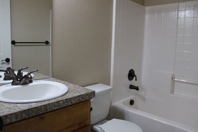 Building Photo - Stunning 3 Bedroom Home in North Fort Coll...
